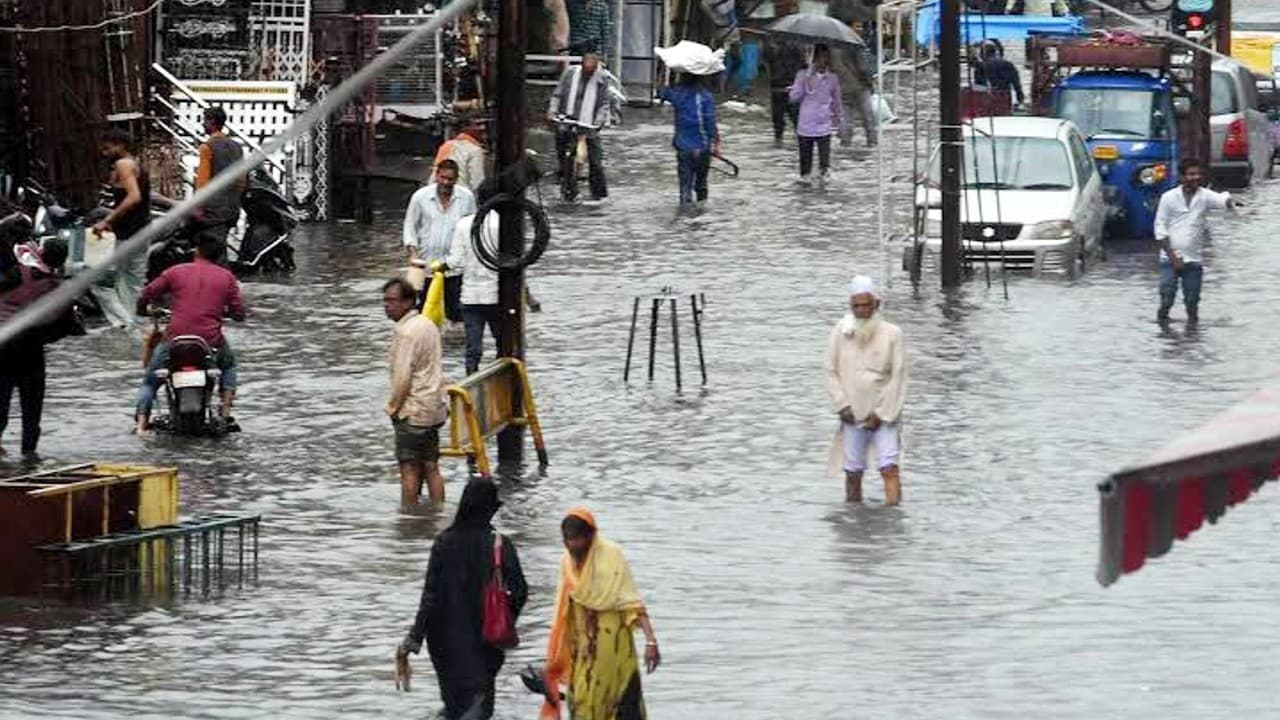 MP Weather Forecast: मध्यप्रदेश में बिजली गिरने से 7 लोगों की मौत, 33 जिलों में मूसलाधार बारिश का अलर्ट