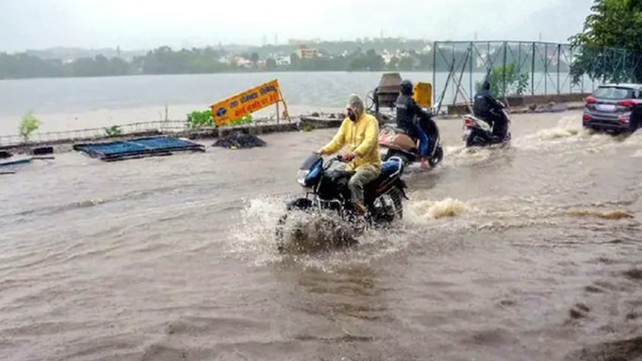 Rajasthan Weather Report: भारी बारिश से राजस्थान के कई शहर पानी-पानी, 7 ट्रेनें रद्द
