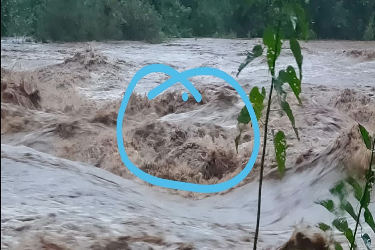 झारखंड में भारी बारिश से तबाही, मुंदार नदी में बहे दो सगे भाई, ग्रामीणों ने एक को बचाया, एक भाई लापता झारखंड में भारी बारिश से तबाही, मुंदार नदी में बहे दो सगे भाई, ग्रामीणों ने एक को बचाया, एक भाई लापता