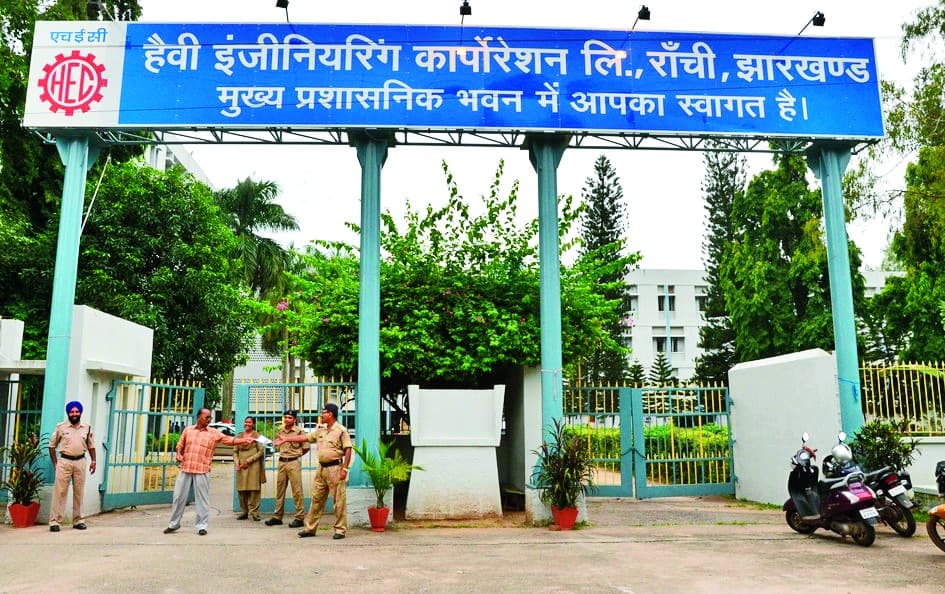 बकाया वेतन को लेकर सामूहिक अवकाश पर रहे HEC के अधिकारी, किया प्रदर्शन
