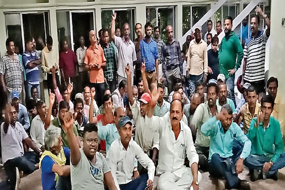 HEC रांची के कर्मियों का फूटा गुस्सा, अधिकारियों को बंधक बनाया तो CISF ने किया लाठीचार्ज, धरने पर बैठे कर्मी