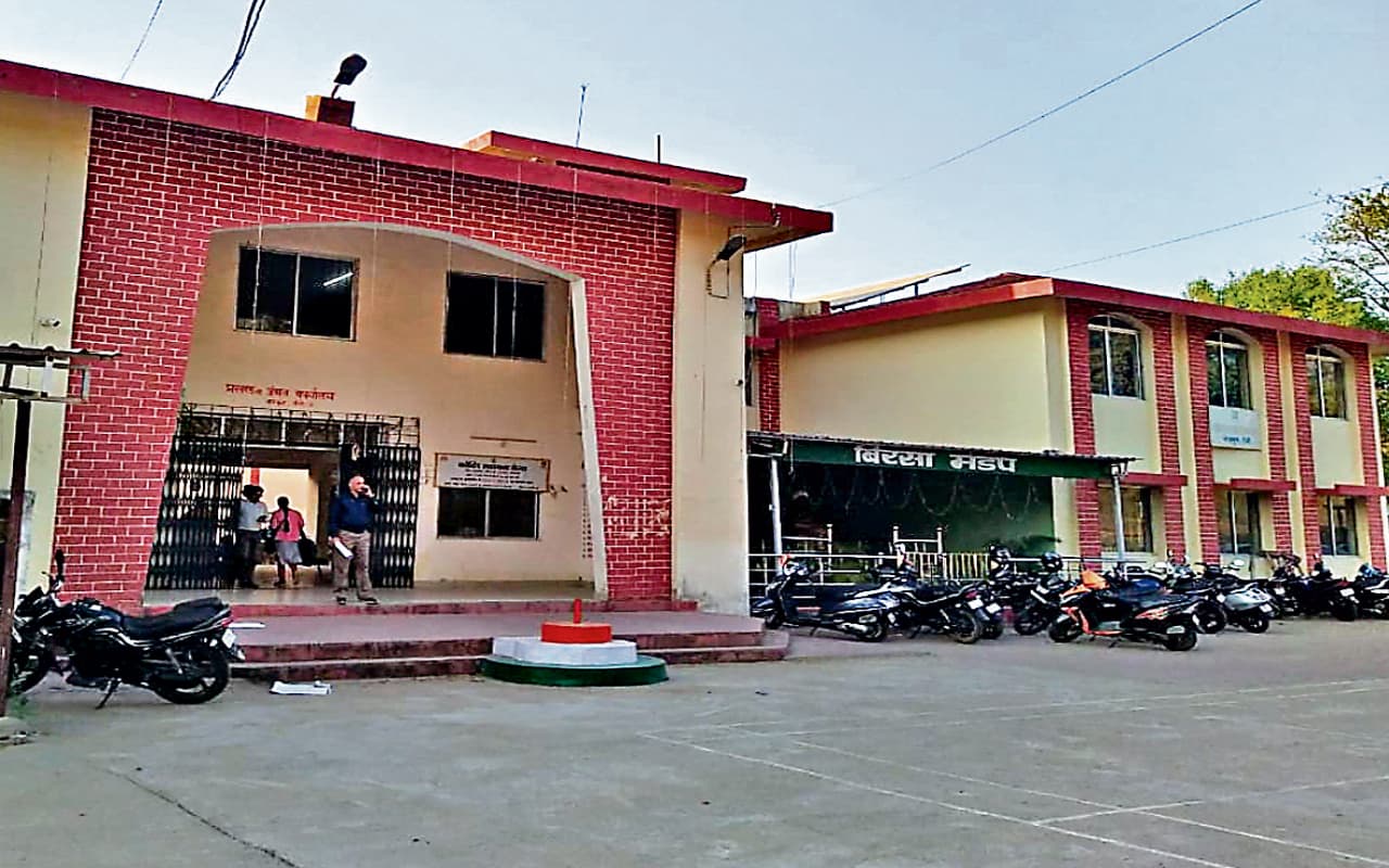 नामकुम अंचल कार्यालय का हाल: बिना वजह रद्द करते हैं ऑनलाइन आवेदन, हावी हैं दलाल