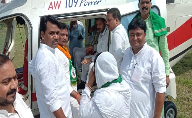 Bihar Chunav 2020: रैली करने आए तेजस्वी- तेजप्रताप के हेलीकॉप्टर का खत्म हुआ फ्यूल तो हेलीपैड पर ही बिताना पड़ा समय