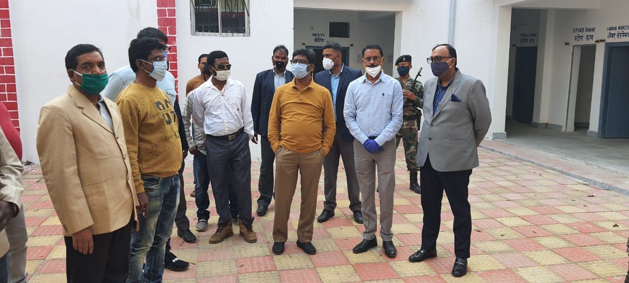 जामताड़ा के पूर्व विधायक विष्णु प्रसाद भैया के निधन पर अंतिम दर्शन करने पहुंचे सीएम हेमंत सोरेन, परिवार को बंधाया ढाढ़स, कोरोना की दूसरी लहर को लेकर की ये अपील