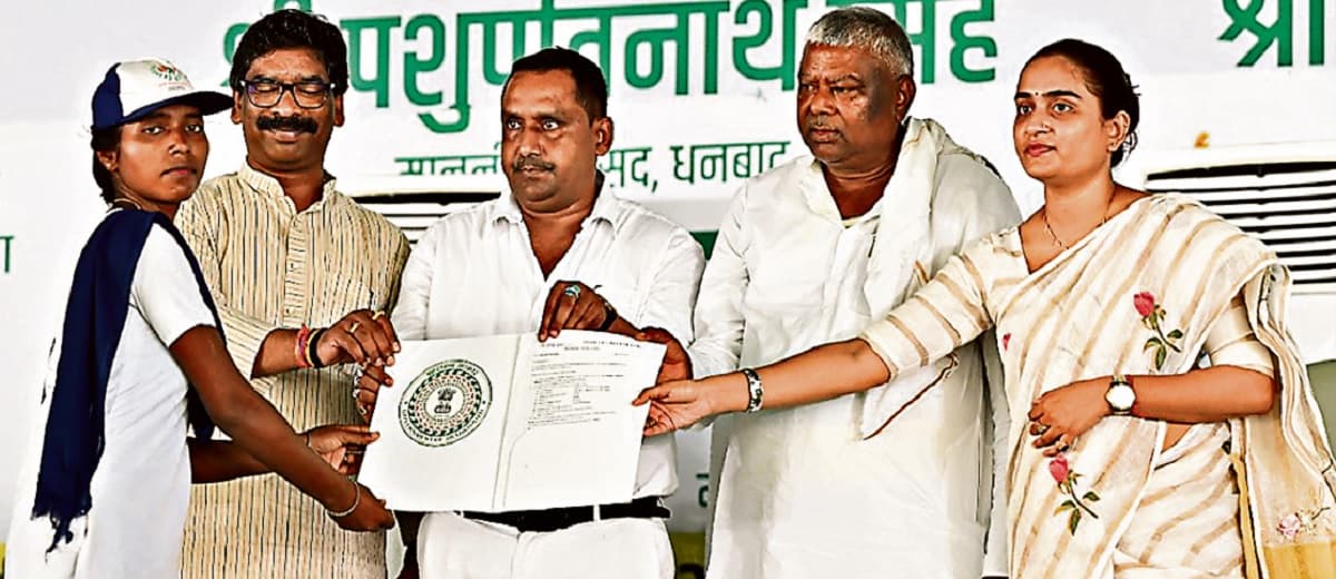 जनता का काम नहीं करने वाले अधिकारी होंगे दंडित, सीएम हेमंत सोरेन ने चेताया