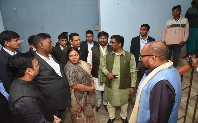CM हेमंत सोरेन गोड्डा में आदिवासी हॉस्टल और मॉडल स्कूल के काम को देख हुए नाराज, DC को दिया निर्देश
