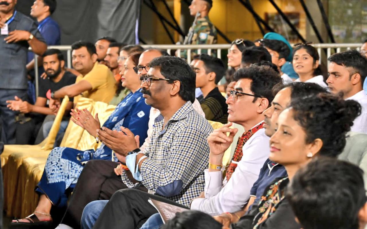 India vs SA 2nd ODI: परिवार संग JSCA इंटरनेशनल क्रिकेट स्टेडियम पहुंचे CM हेमंत सोरेन, मैच का लिया आनंद