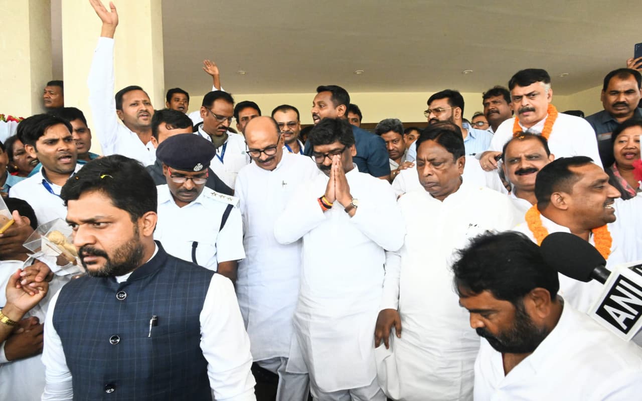 झारखंड में पुरानी पेंशन योजना फिर से बहाल हाेने पर विधानसभा कर्मियों ने CM हेमंत सोरेन का जताया आभार