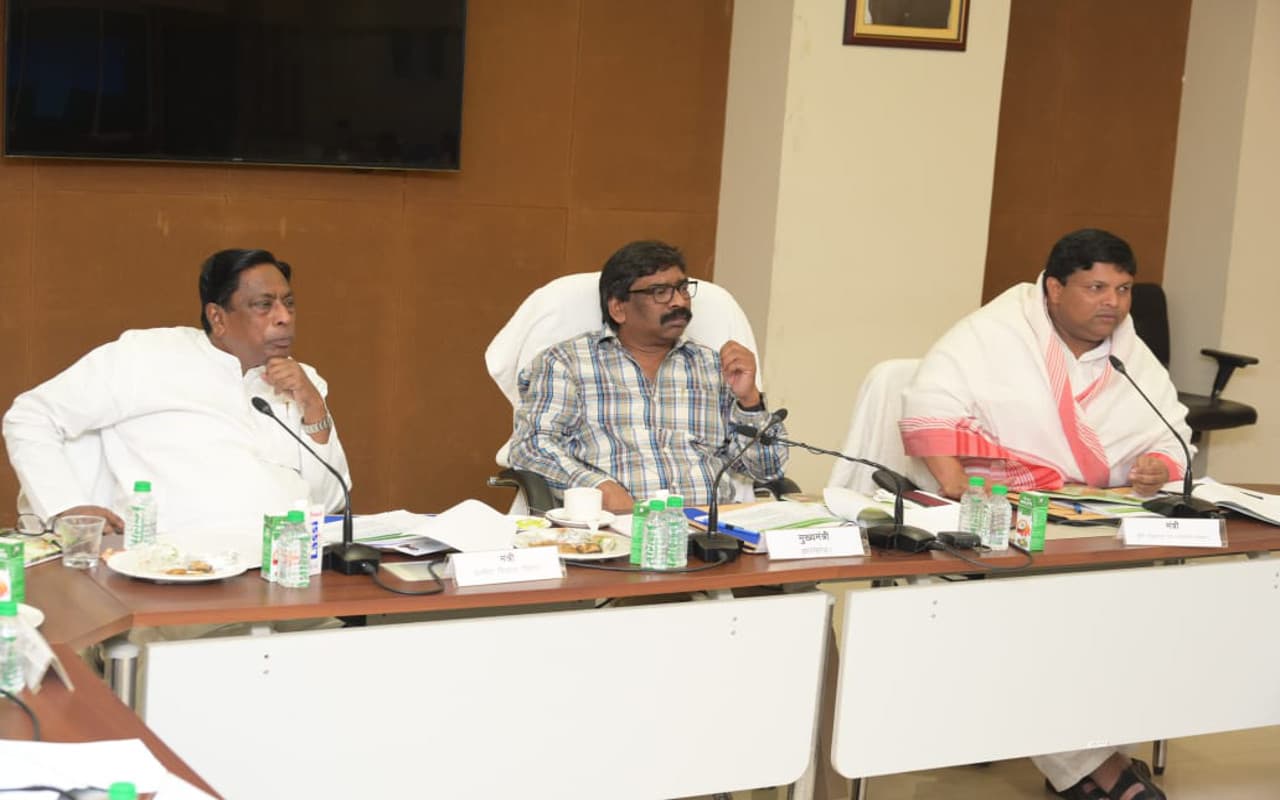 सीएम हेमंत सोरेन का चुआं और छोटे झरनों की जियो मैपिंग पर जोर, अधिकरियों को दिये कई निर्देश