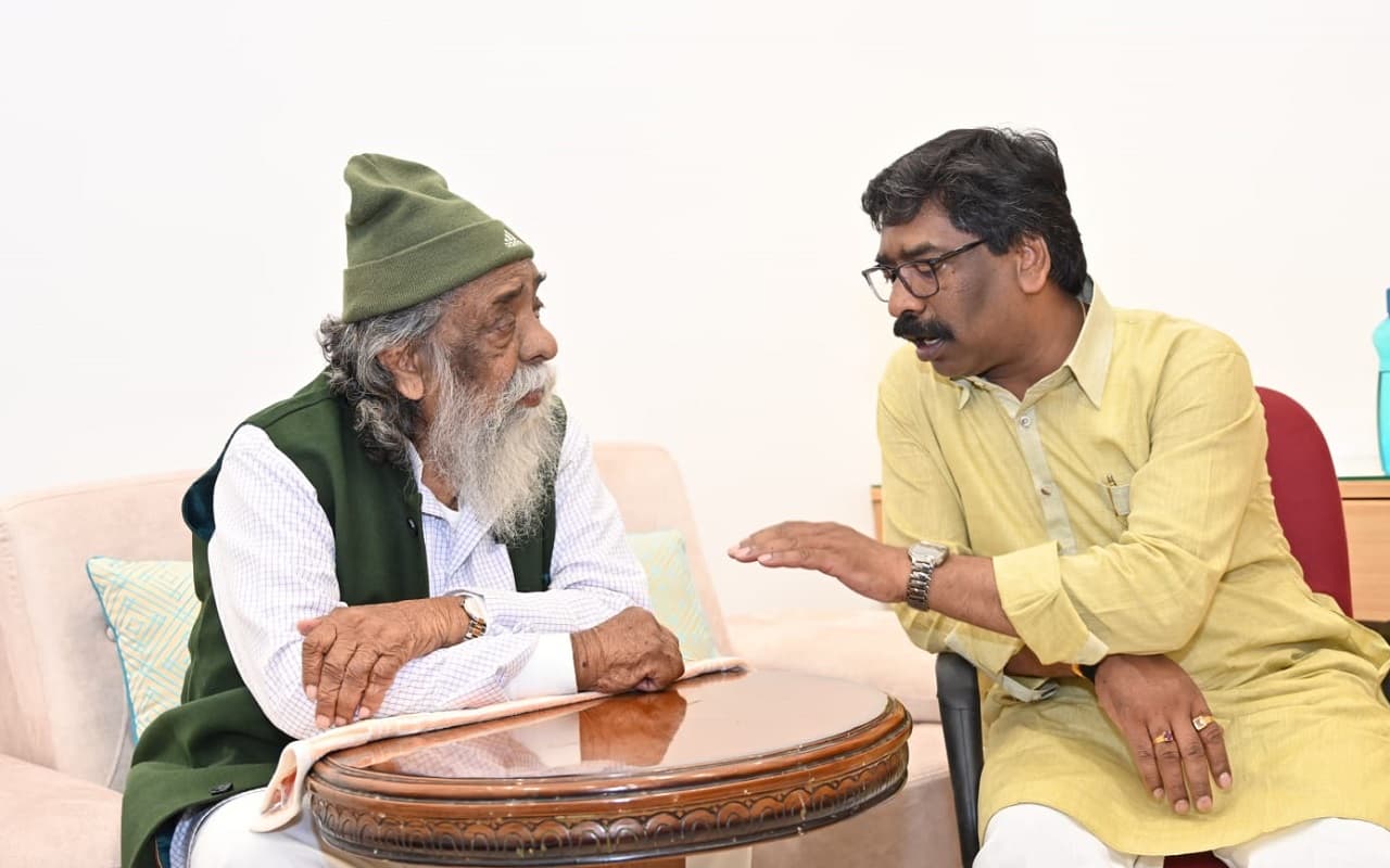 Jharkhand Politics: हेमंत सोरेन को जमानत मिलते ही शिबू सोरेन के आवास पर बढ़ी हलचल, दिशोम गुरु की दिल्ली यात्रा रद्द