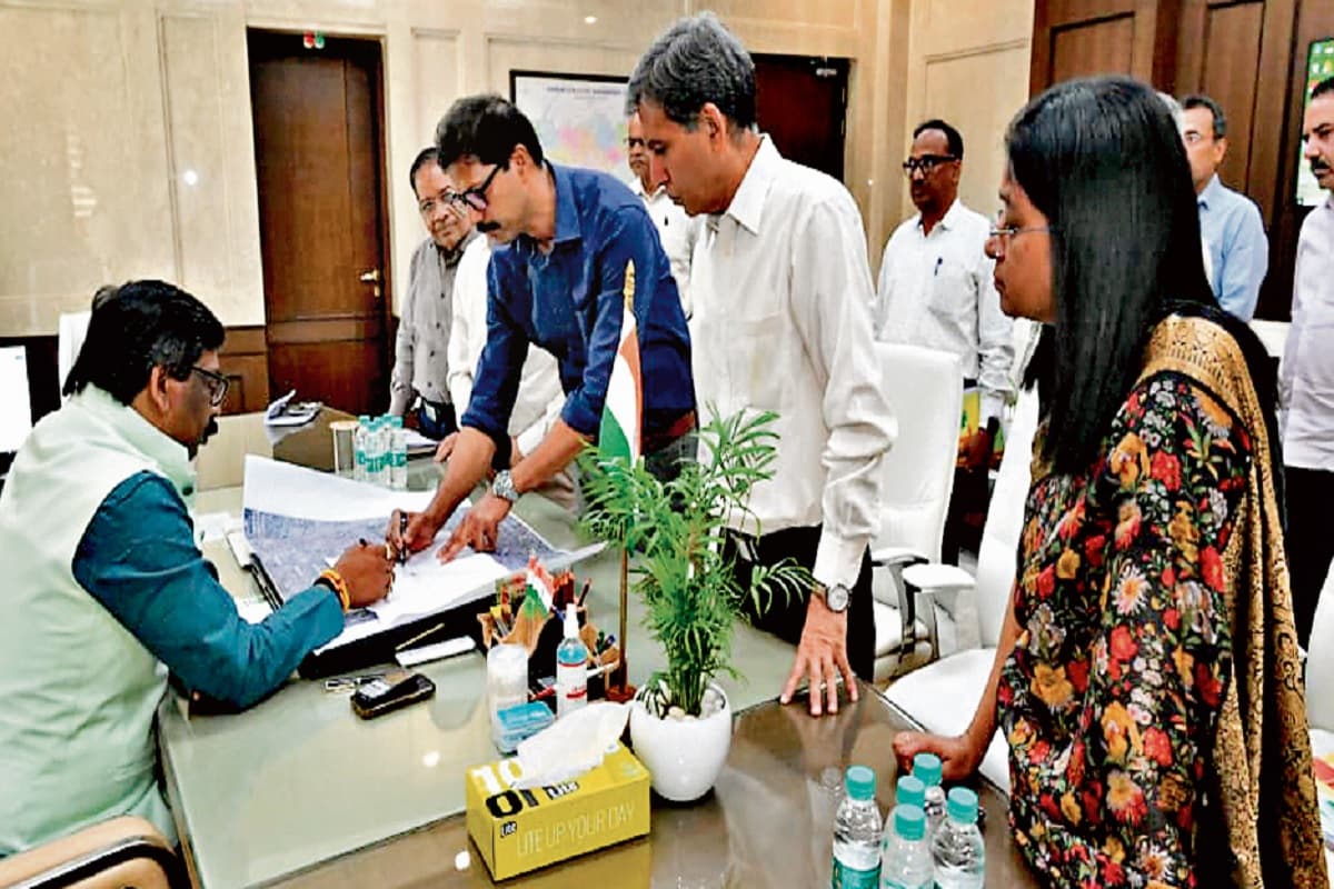 CM हेमंत ने की कांटाटोली और सिरमटोली फ्लाइओवर निर्माण कार्य की समीक्षा, ट्रैफिक सिस्टम को लेकर दिये निर्देश