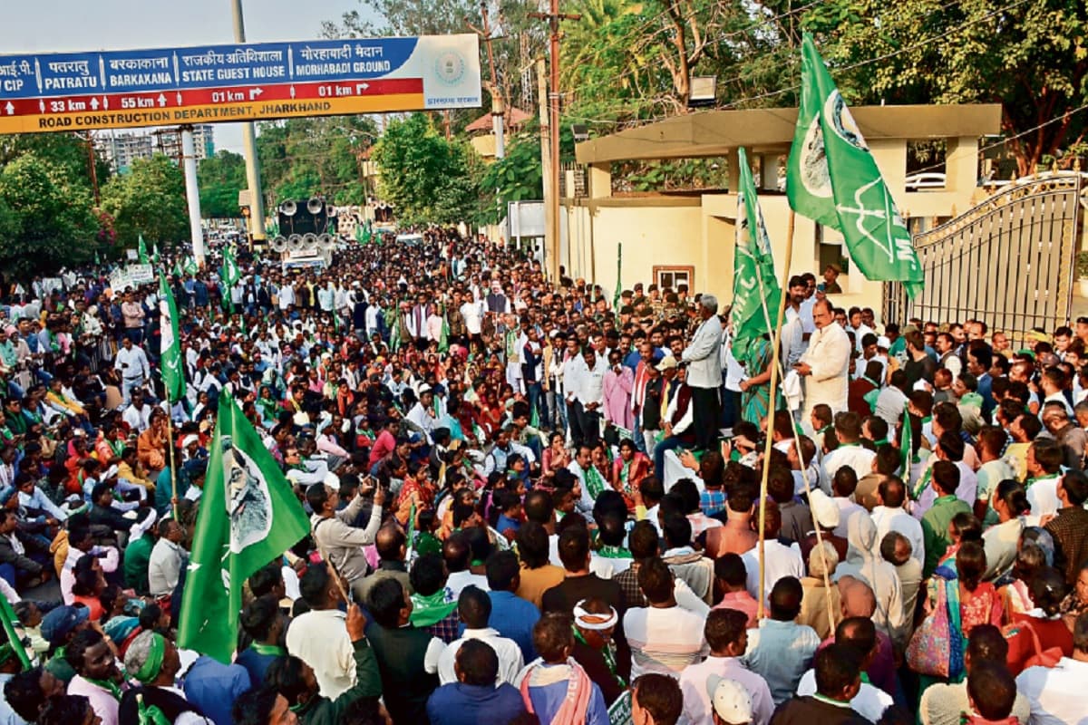 Jharkhand News: राजधानी रांची की सड़क पर डटे कार्यकर्ता, केंद्र पर गरजे सत्ता पक्ष के नेता