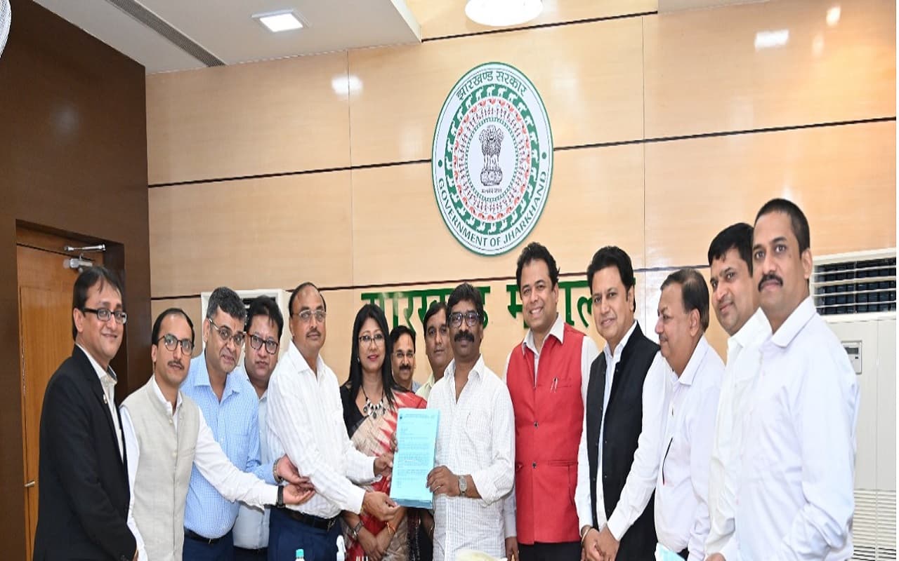 बिना नक्शा के बने भवनों को रेगुलराइज करने की मांग, सीएम हेमंत सोरेन ने झारखंड चैंबर को दिया ये आश्वासन