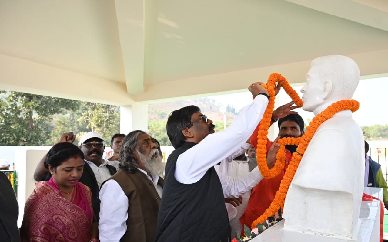 दिशोम गुरु शिबू सोरेन के साथ रामगढ़ के लुकैयाटांड़ पहुंचे सीएम हेमंत सोरेन, सोबरन सोरेन को दी श्रद्धांजलि