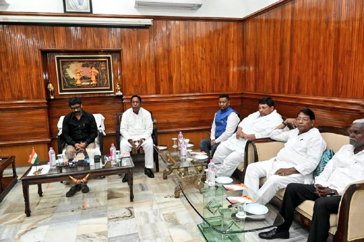 झारखंड के CM हेमंत सोरेन ने मंत्रियों व सत्ताधारी दलों के MLA के साथ की बैठक, सुखाड़ पर दिया ये भरोसा झारखंड के CM हेमंत सोरेन ने मंत्रियों व सत्ताधारी दलों के MLA के साथ की बैठक, सुखाड़ पर दिया ये भरोसा