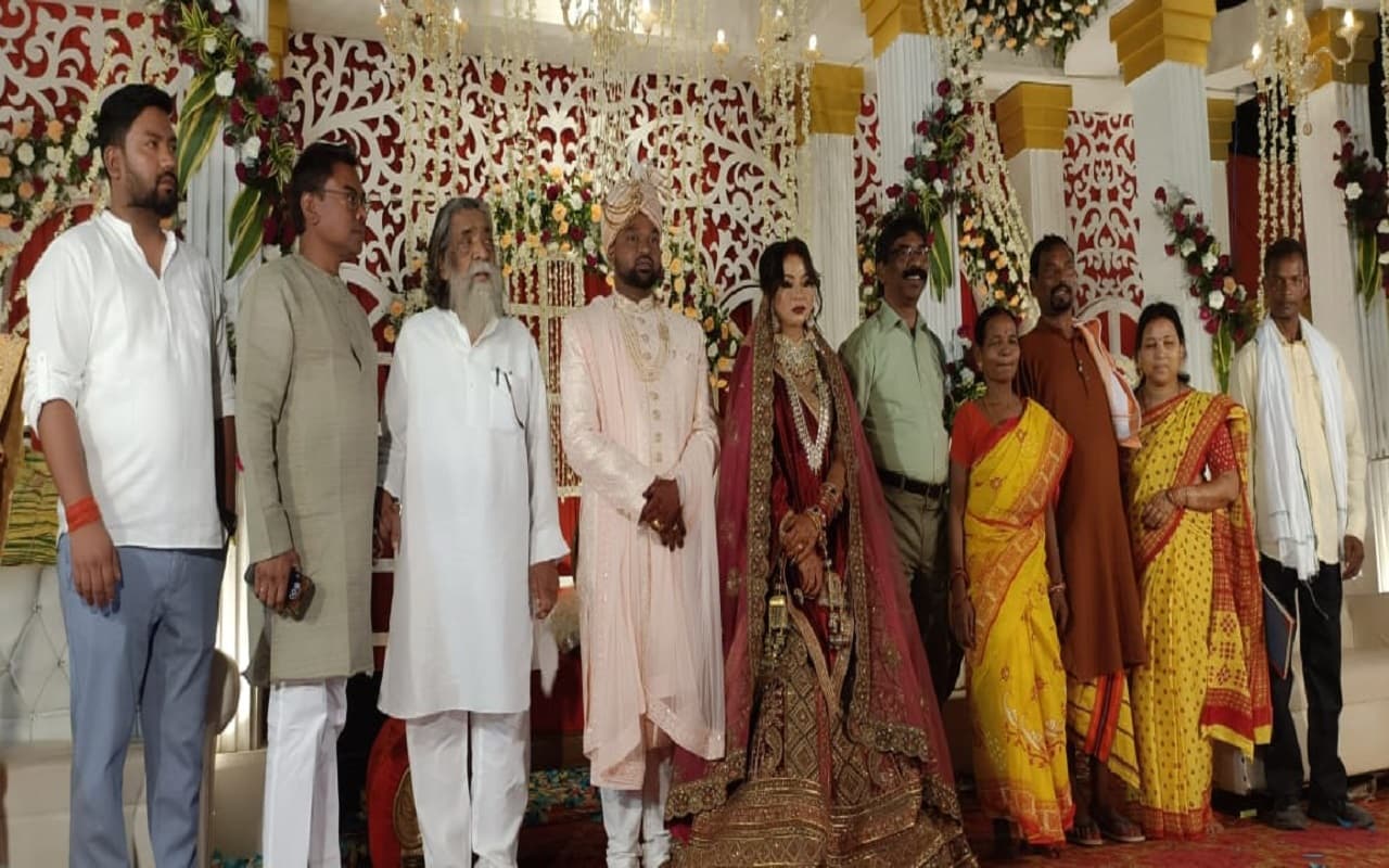 पिता शिबू सोरेन व भाई बसंत सोरेन के साथ ममेरे भाई के रिसेप्शन में पहुंचे सीएम हेमंत सोरेन, नवदंपती को दी बधाई