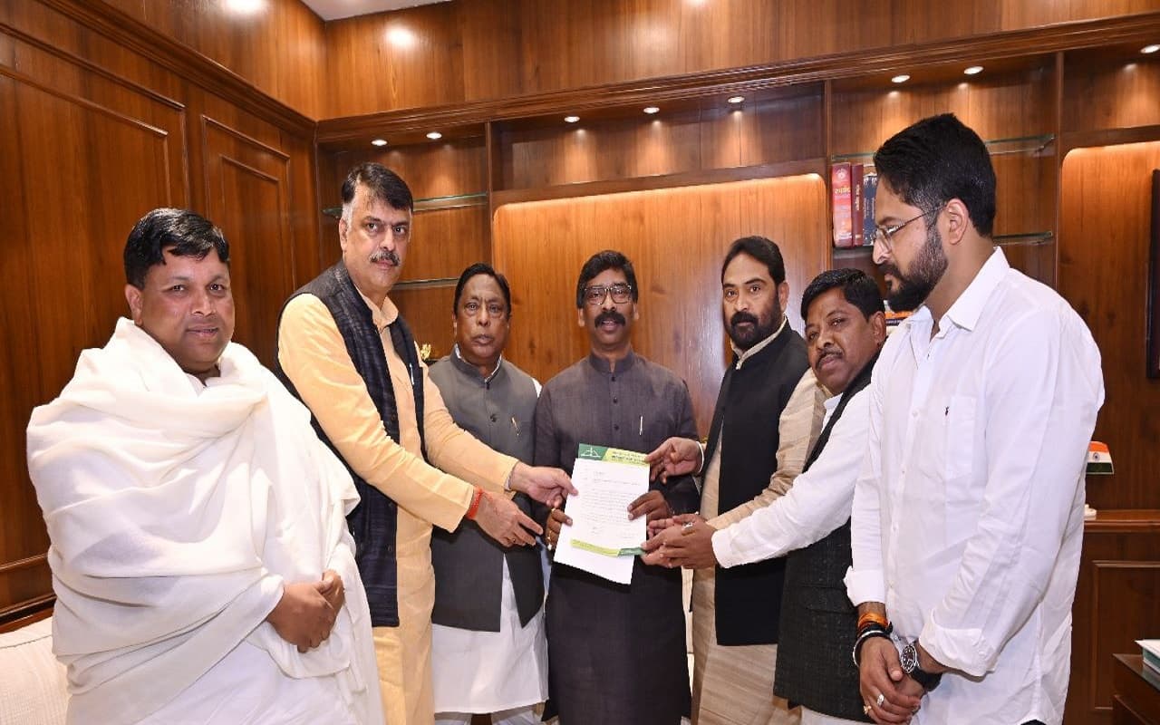 झारखंड: 2 फीसदी बाजार शुल्क पर करें पुनर्विचार, सीएम हेमंत सोरेन को झामुमो व कांग्रेस नेताओं ने सौंपा ज्ञापन