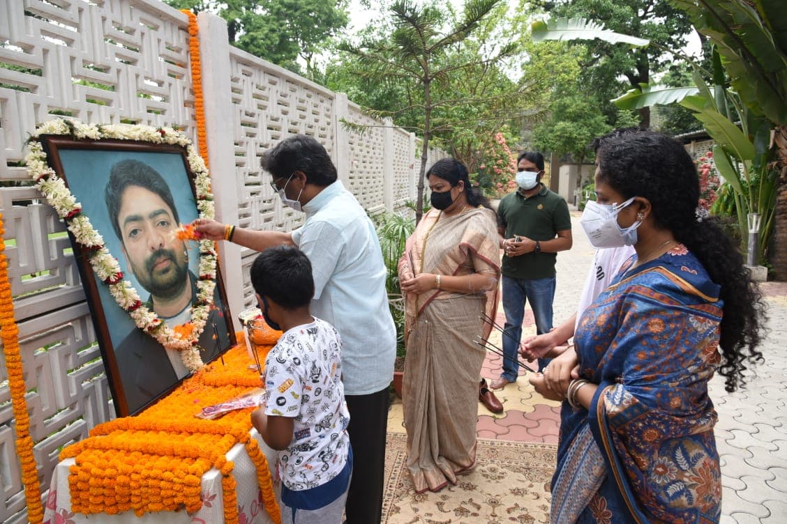 Durga Soren Death Anniversary 2021 : दुर्गा सोरेन की पुण्यतिथि पर सीएम हेमंत सोरेन ने दी श्रद्धांजलि, बोले-झारखंड आंदोलन में अहम भूमिका के लिए हमेशा किये जायेंगे याद