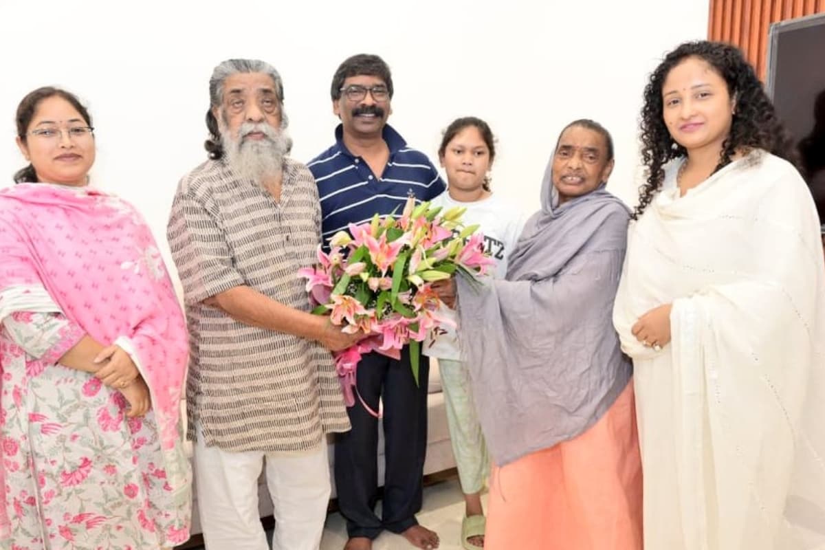 PHOTOS: सीएम हेमंत सोरेन को झारखंड के अफसरों ने मुख्यमंत्री आवासीय कार्यालय पहुंचकर कहा-हैप्पी बर्थडे