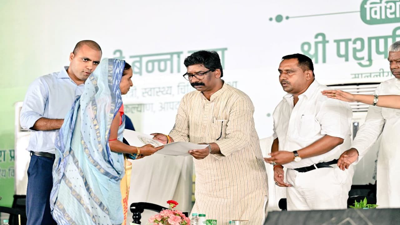 धनबाद बासियों को जाम से मिलेगी मुक्ति, CM हेमंत सोरेन ने की फ्लाइओवर बनाने की घोषणा धनबाद बासियों को जाम से मिलेगी मुक्ति, CM हेमंत सोरेन ने की फ्लाइओवर बनाने की घोषणा