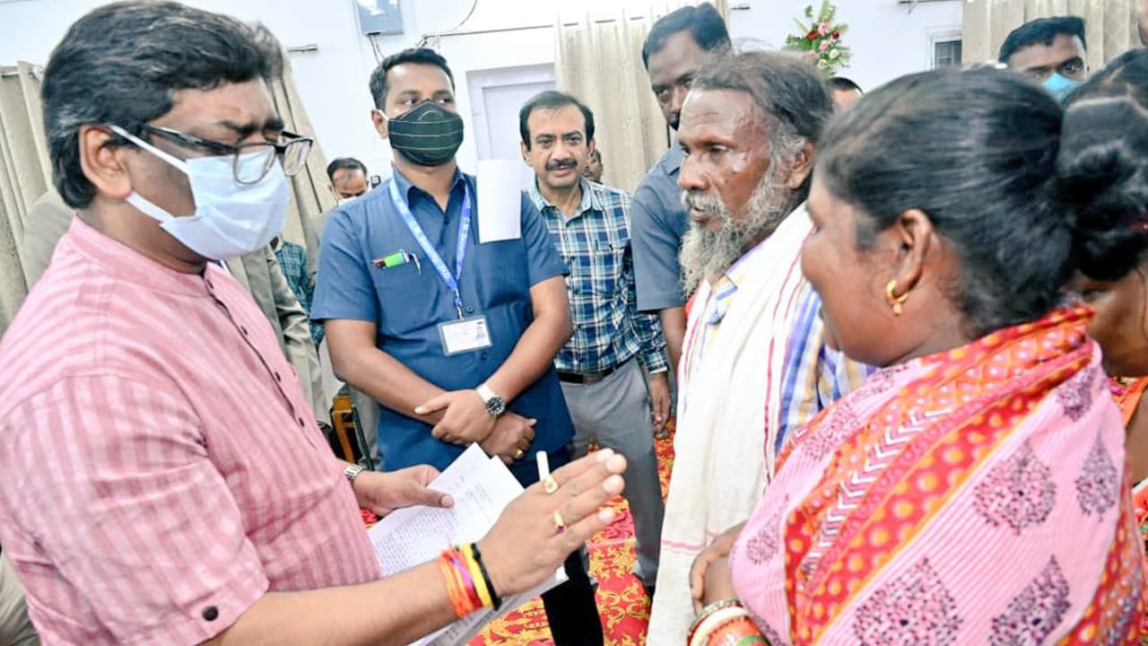 CM हेमंत सोरेन ने लोगों की सुनी समस्या, समाधान का दिया निर्देश, 401 करोड़ की योजनाओं की देंगे सौगात
