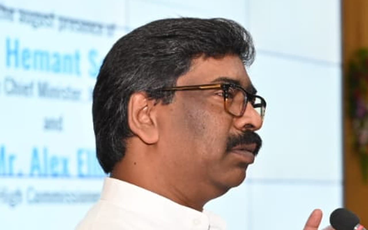 राज्यपाल के फैसले के बाद सीएम बने रहेंगे हेमंत सोरेन या देना पड़ेगा इस्तीफा, जानें क्या कहते हैं विशेषज्ञ