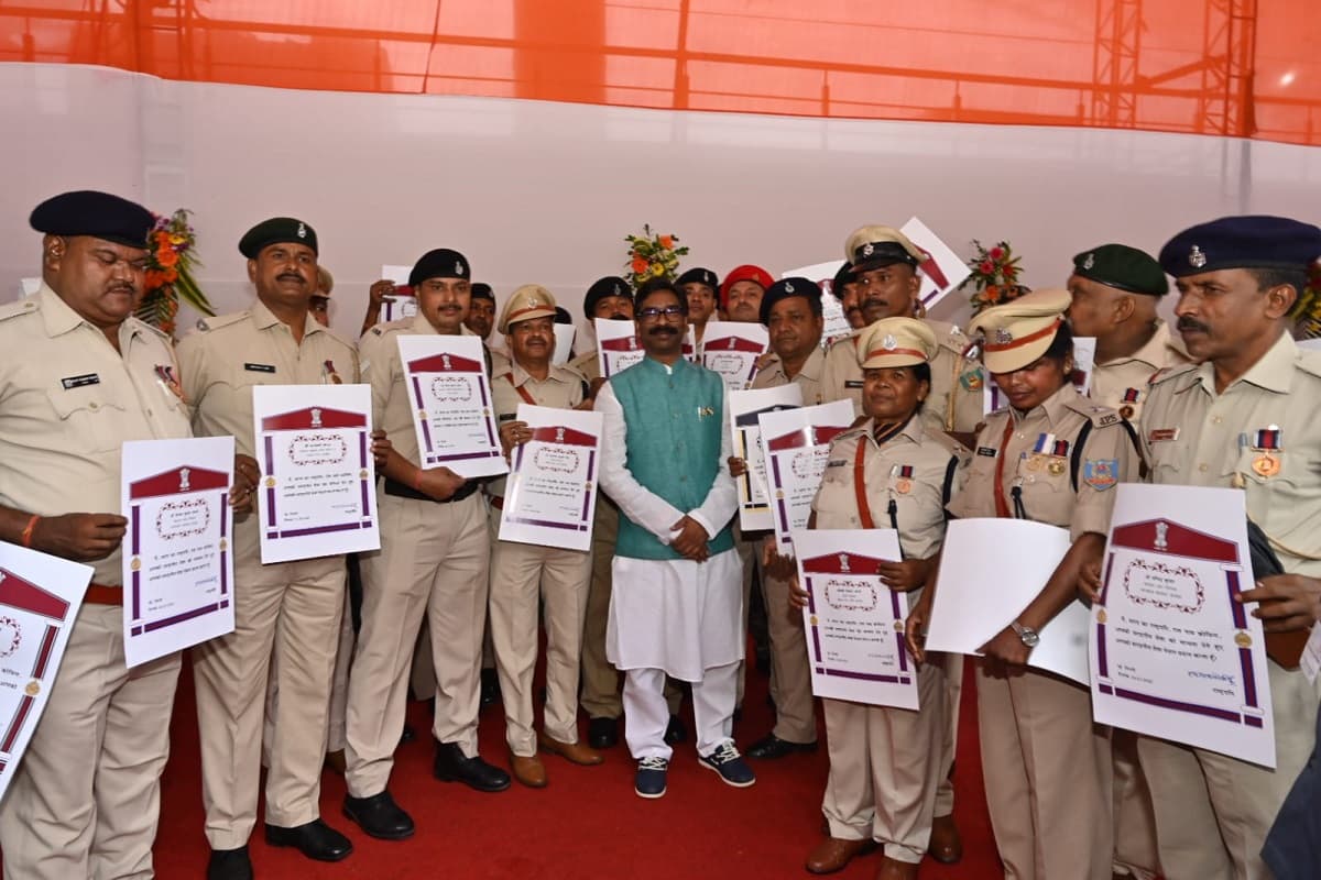 Independence Day 2022: स्वतंत्रता दिवस पर CM हेमंत सोरेन ने पुलिस अफसरों व पुलिसकर्मियों को किया सम्मानित