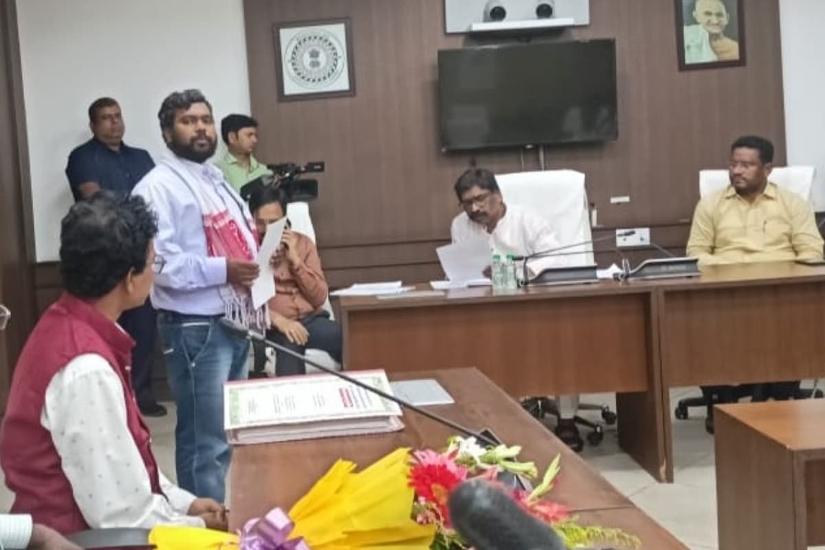 वनाधिकार कानून व विस्थापितों के मुआवजे को लेकर सीएम हेमंत सोरेन से मिला खरसावां का प्रतिनिधिमंडल, सौंपा ज्ञापन