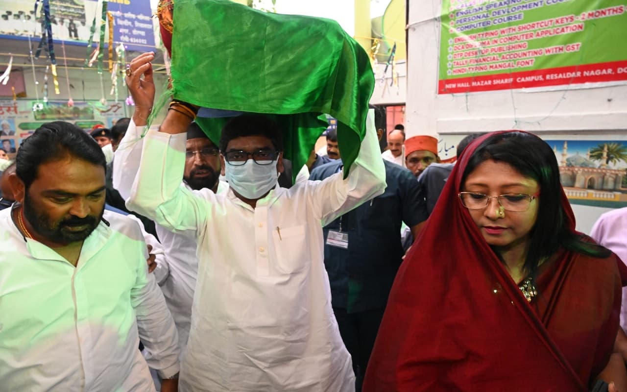 सीएम हेमंत सोरेन ने हजरत कुतुबुद्दीन रिसालदार बाबा की दरगाह पर की चादरपोशी, खुशहाली की मांगी दुआ