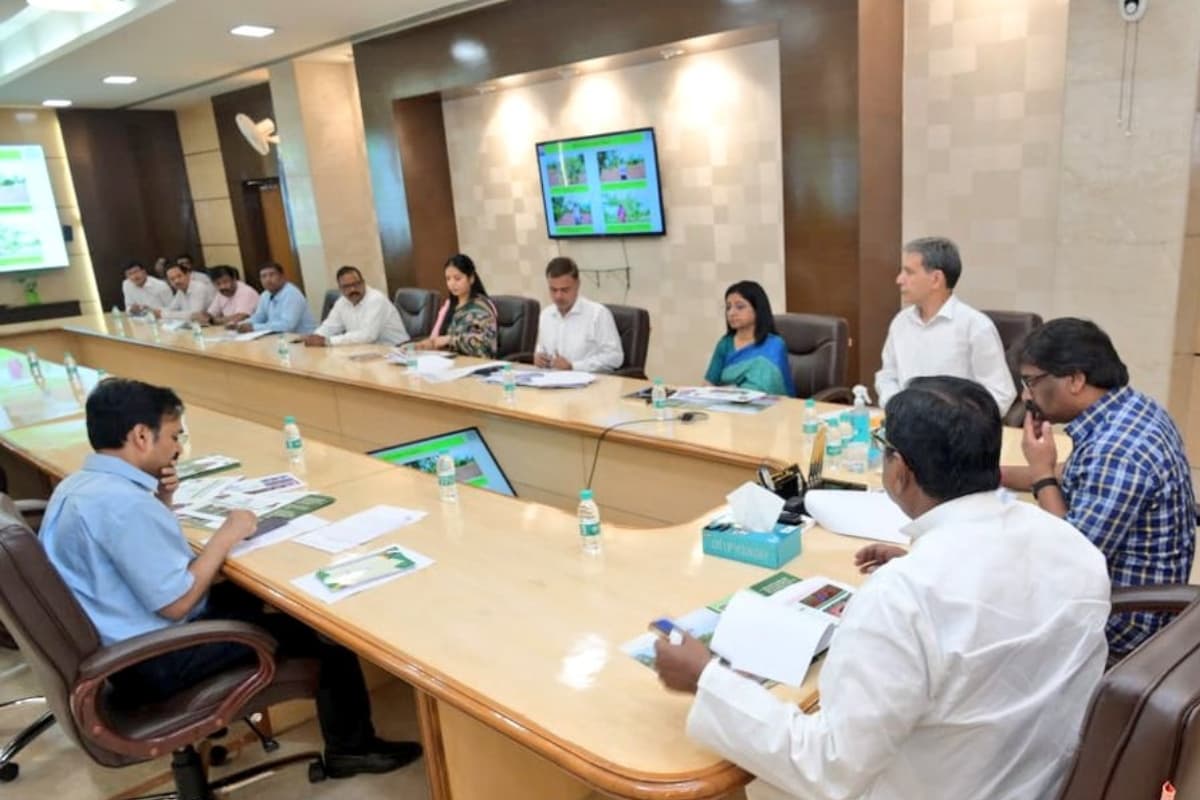 सीएम हेमंत सोरेन बोले-सड़क किनारे नहीं दिखें हड़िया-शराब बेचती महिलाएं, 10 हजार गांवों में बनाएं खेल का मैदान