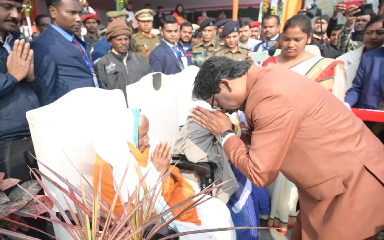 Republic Day 2023: सीएम हेमंत सोरेन ने उपराजधानी दुमका में स्वतंत्रता सेनानियों की आश्रितों को किया सम्मानित