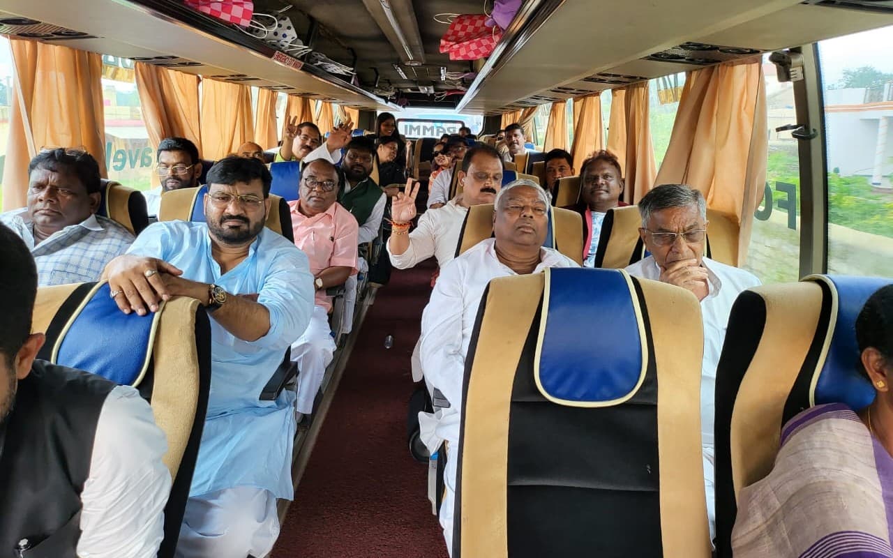 Jharkhand Crisis PHOTOS: बस में विधायकों-मंत्रियों के साथ मुख्यमंत्री हेमंत सोरेन की सेल्फी, देखें PICS