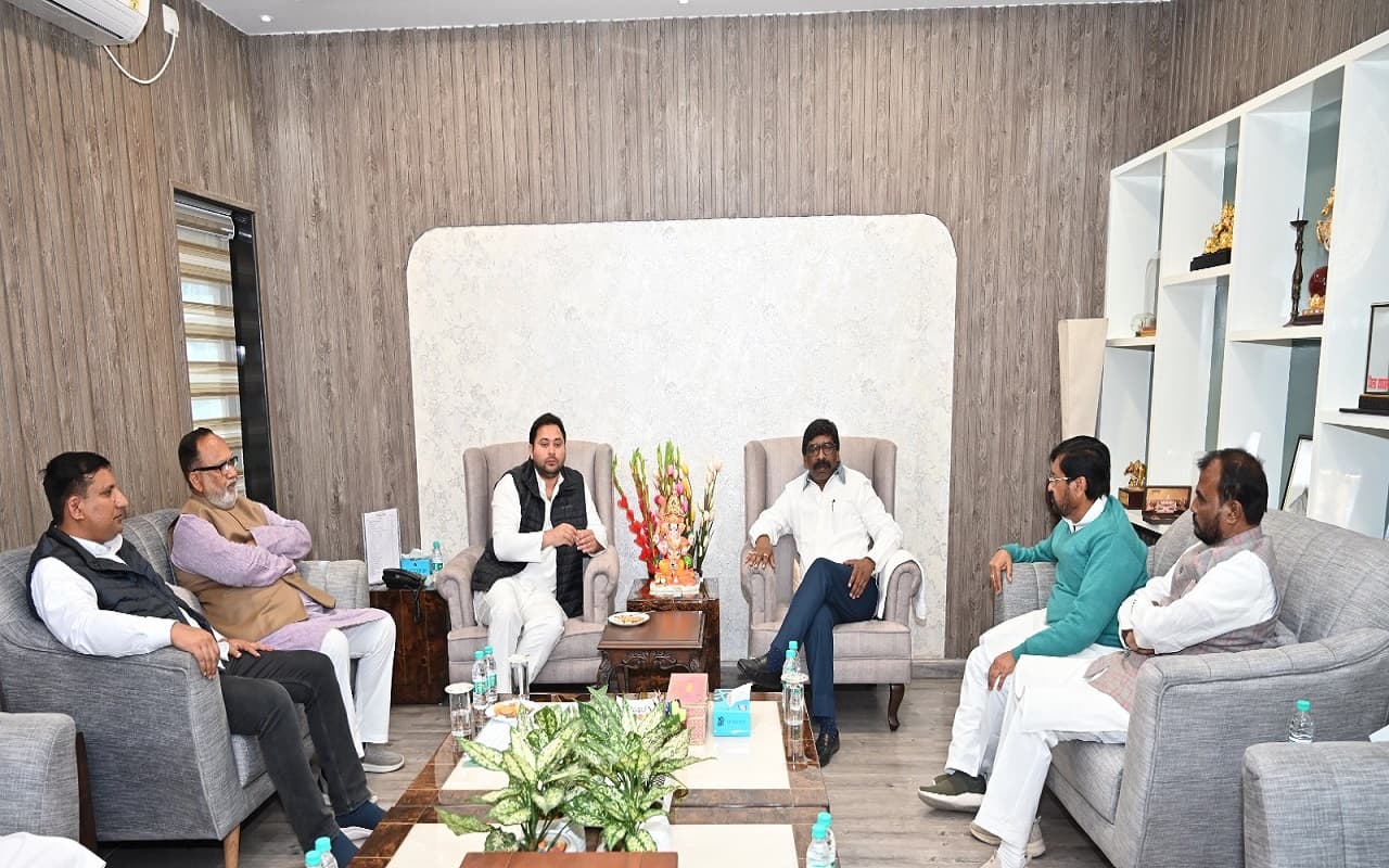 सीएम हेमंत सोरेन से मिले बिहार के डिप्टी सीएम तेजस्वी यादव,बोले-झामुमो व राजद साथ लड़ेंगे 2024 का लोकसभा चुनाव