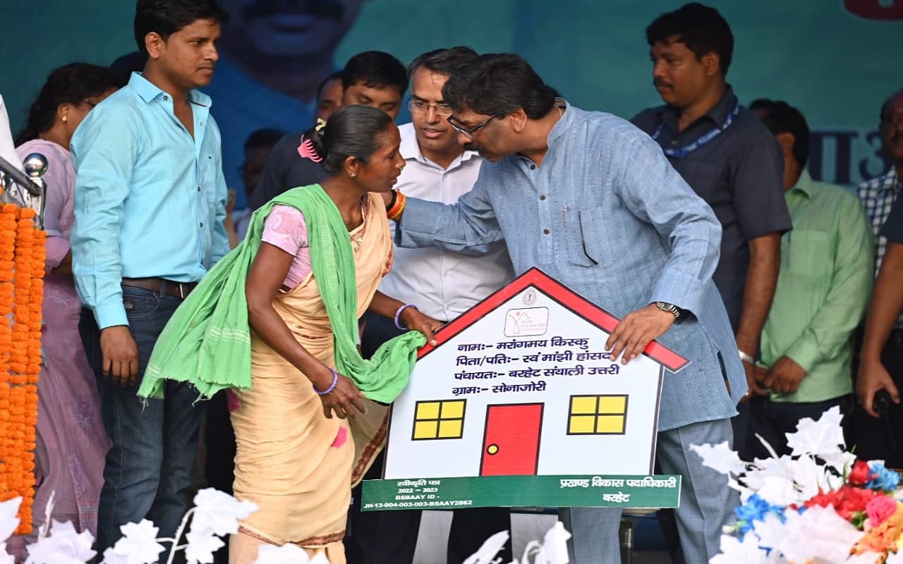 Prabhat Khabar Explainer : सीएम Hemant Soren ने 293 लाभुकों के बीच किन परिसंपत्तियों का किया वितरण