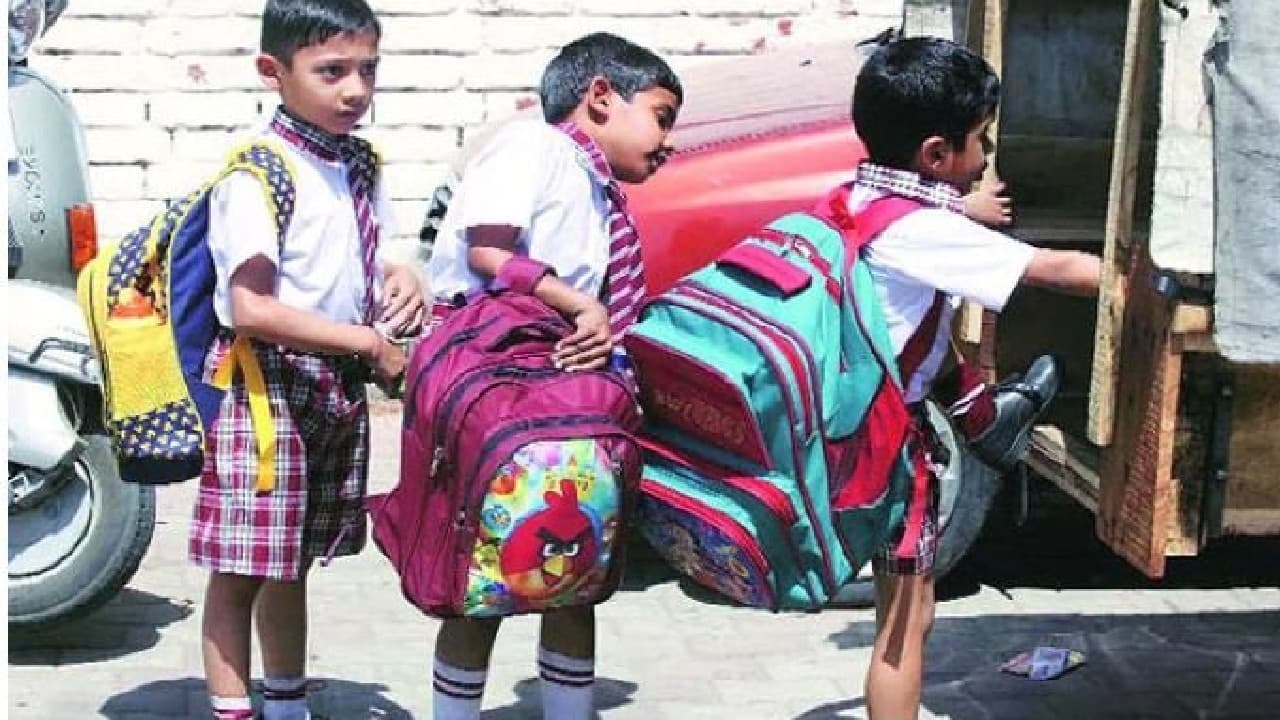स्कूलों के लिए गाइडलाइन जारी, समय बदलने के साथ यूनिफॉर्म में छूट के शिक्षा मंत्रालय ने दिए निर्देश