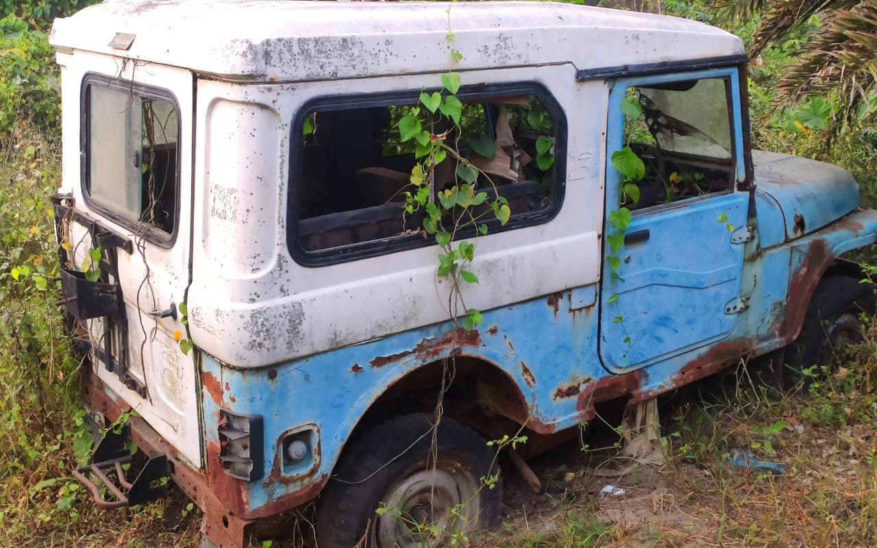 गोड्डा : पथरगामा में चिकित्सा प्रभारी की गाड़ी 20 सालों से है कबाड़, नहीं है सरकारी वाहन