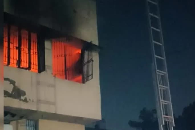 बिहार: छपरा में अपराधियों को पकड़ने के दौरान नहर में गिरी पुलिस की गाड़ी, आधा दर्जन पुलिसकर्मी हुए घायल