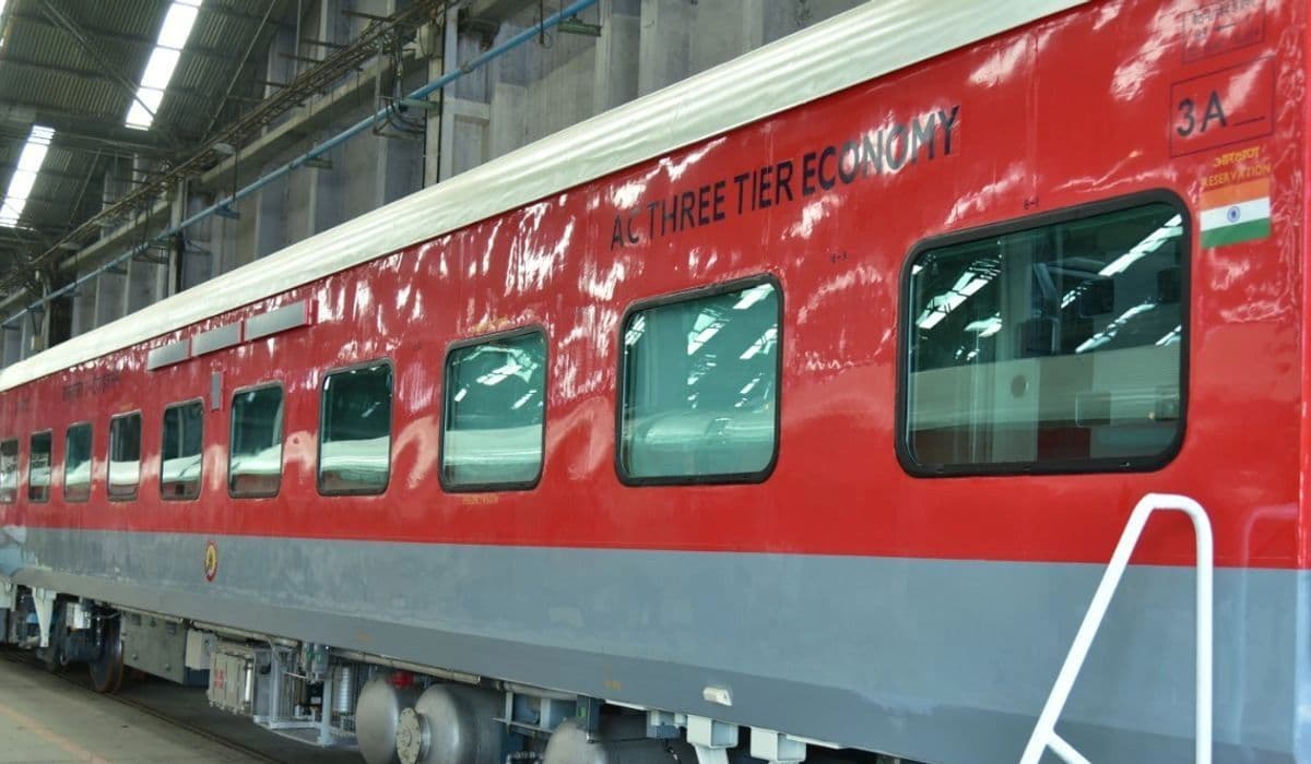 Indian Railway News: रेलवे ला रही इकोनॉमी कोच, कम किराये में मिलेगा AC में सफर का मजा