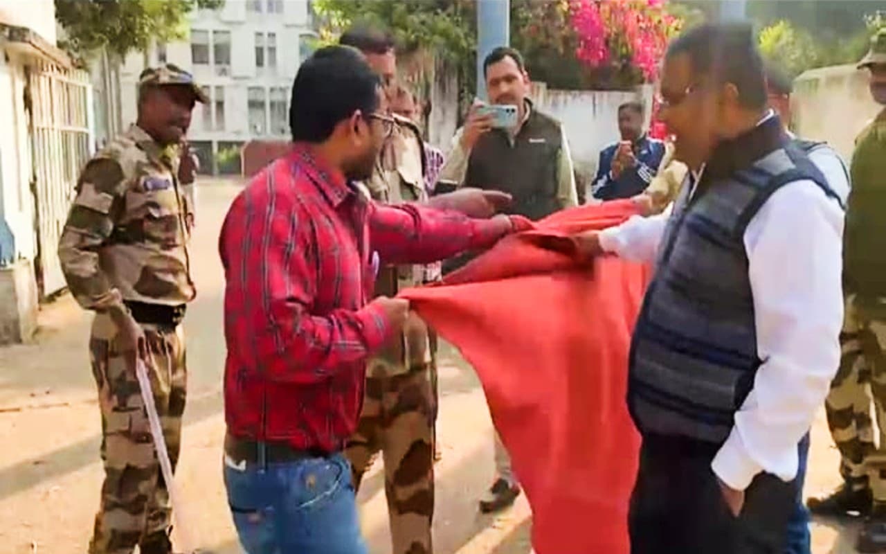 3 माह से प्रदर्शन कर रहे HEC के अधिकारियों को CISF ने मेन गेट से हटाया, आंदोलनकारियों ने जताया आक्रोश