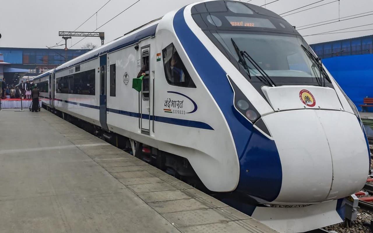 भारतीय रेलवे ने मुंबई-अहमदाबाद वंदे भारत एक्सप्रेस की 25 ट्रेनों के समय में किया बदलाव, देखें पूरी सूची