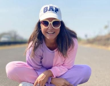 Photos : सड़क के बीचों-बीच हिना खान का बोल्ड फोटोशूट, पर्पल आउटफिट में दिखा तूफानी सीनियर का ग्लैमरस अंदाज