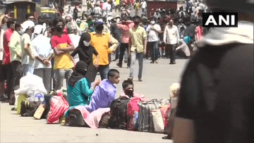 धारावी में जुटी प्रवासियों की भीड़, घर लौटने की आस में घंटों से कर रहे हैं इंतजार