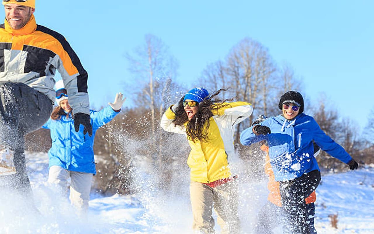 आ गया बर्फ में मटकने का रोमांचक दिन, मकर संक्रांति पर बर्फ का गिरना माना जाता है शुभ