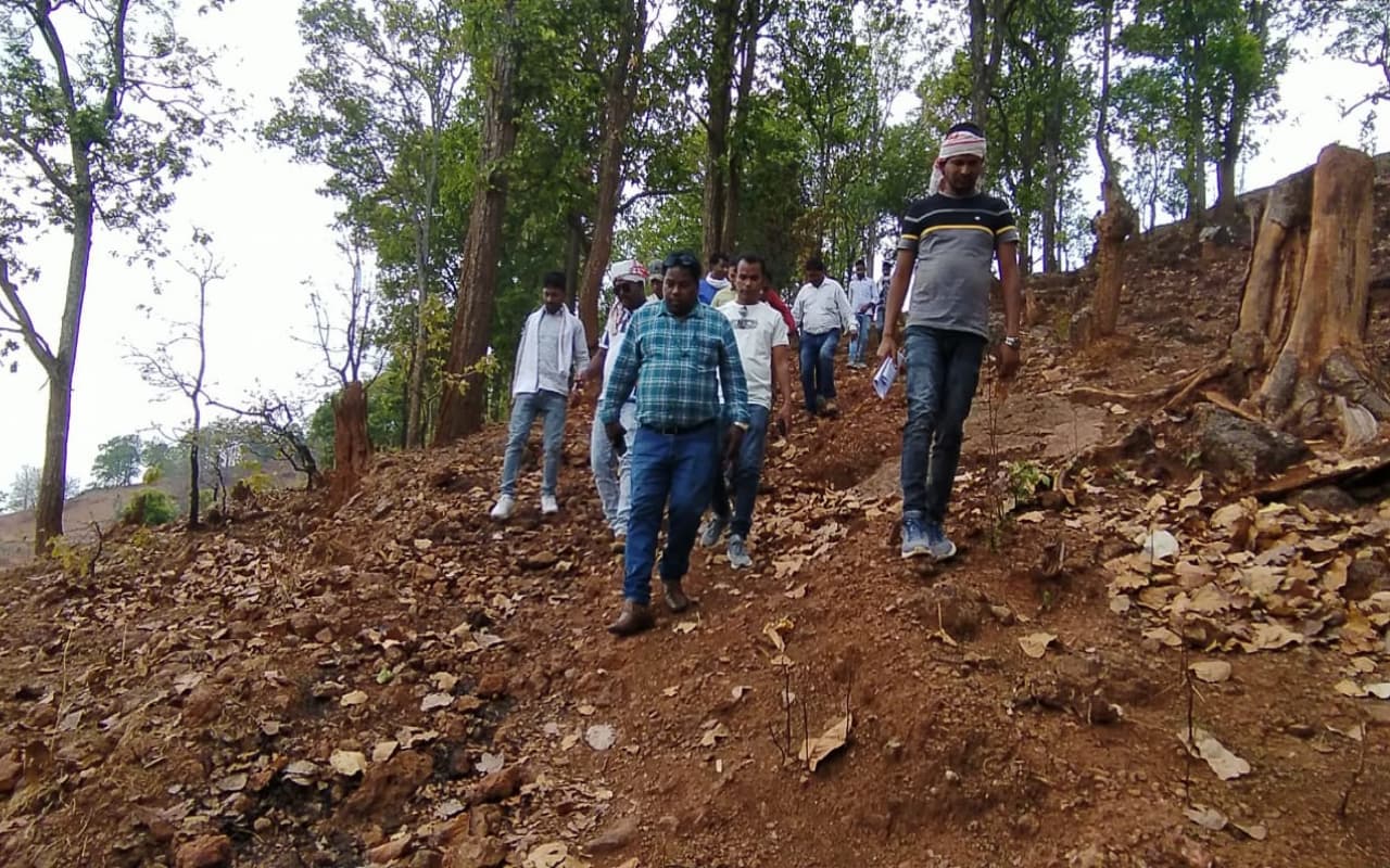 प्रभात खबर की पहल के बाद गुमला के हड़डुबा गांव में लगा जनता दरबार, आजादी के बाद पहली बार पहुंचा प्रशासन