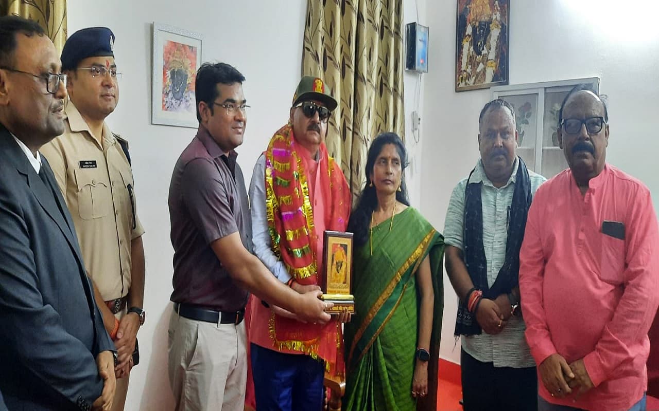 झारखंड हाईकोर्ट के जस्टिस एसएन पाठक सपरिवार पहुंचे इटखोरी, मां भद्रकाली की पूजा कर मांगा आशीर्वाद