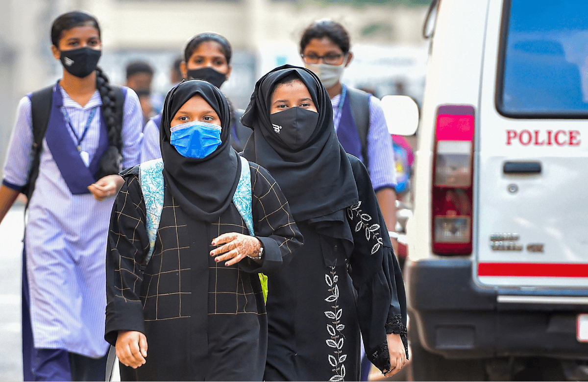 Karnataka hijab row: मुस्लिम लड़कियों के साथ दुश्मनों सा व्यवहार क्यों कर रही सरकार, वकील ने HC में कहा