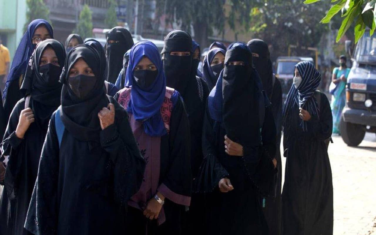 Karnataka Hijab Ban Case: हिजाब विवाद पर SC के जजों ने दी ये दलील, अब बड़ी बेंच करेगी फैसला