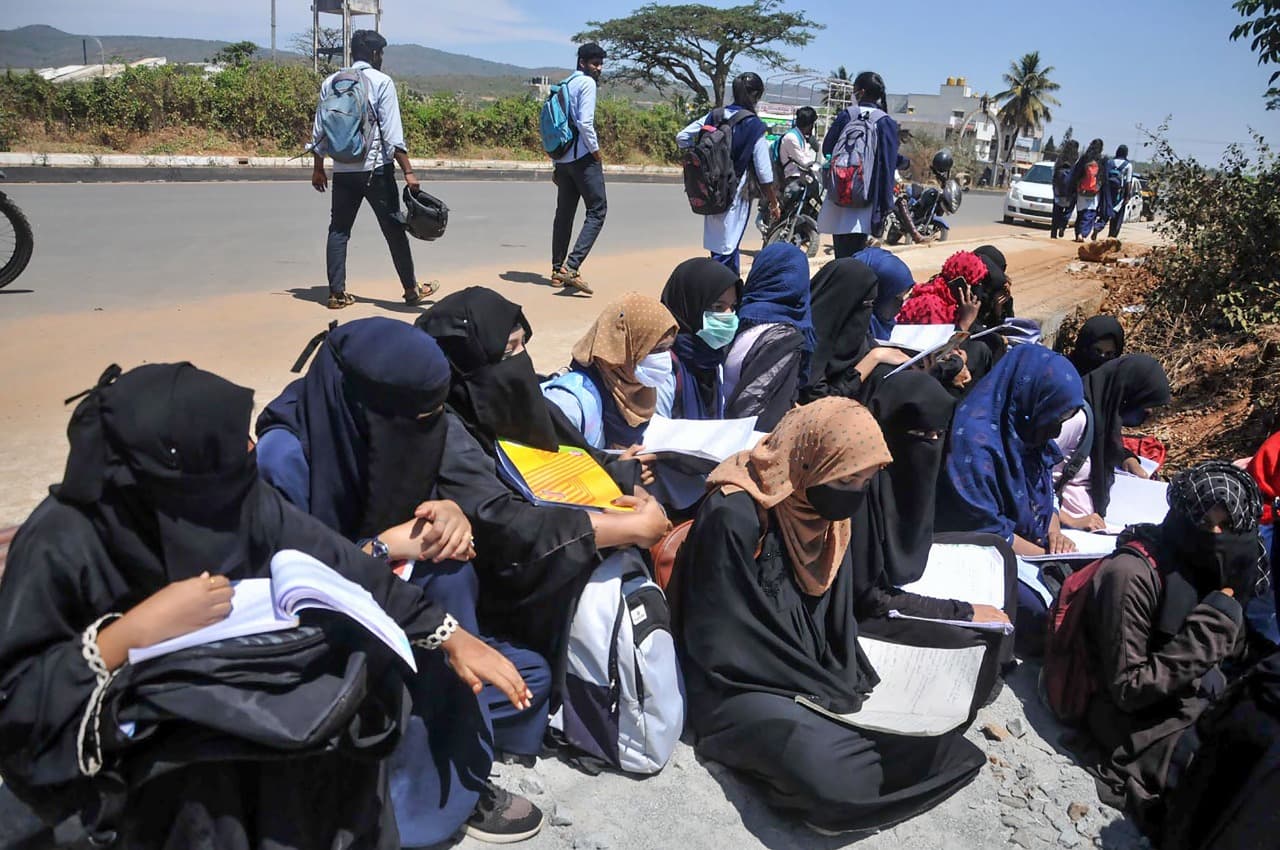Hijab Row: हिजाब मामले में फैसला सुनाने वाले जज को जान से मारने की धमकी, कहा- जैसा हुआ झारखंड में वैसे ही