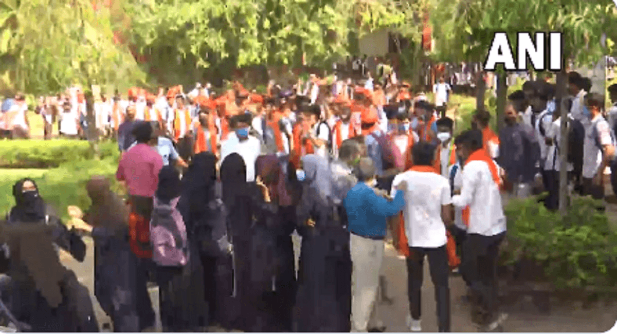 Hijab : हिजाब विवाद में भगवा शॉल की एंट्री, बजरंग दल ने कहा-सभी हिंदू छात्रों को भगवा शॉल पहनायेंगे