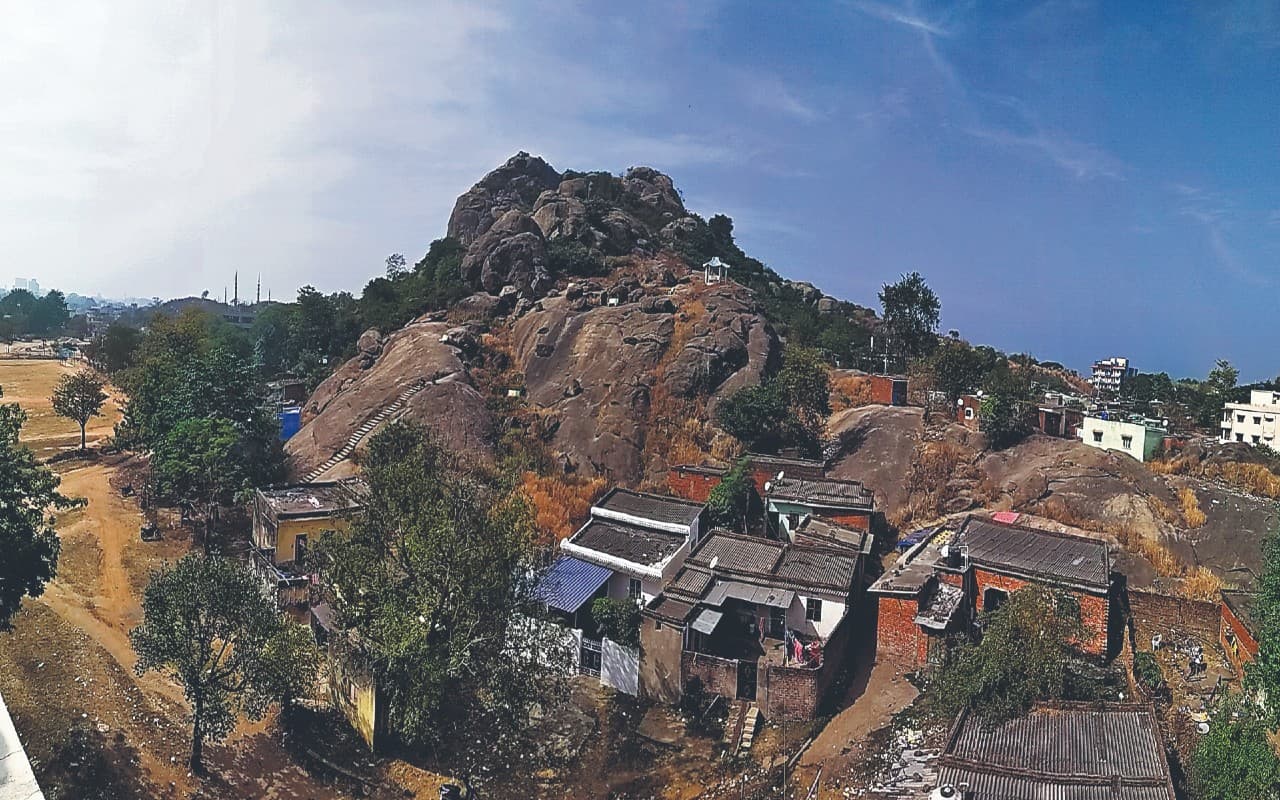 Jharkhand News: बरियातू पहाड़ी पर बनाये गये दर्जनों मकानों का हो रहा अतिक्रमण, जानिए क्या है कारण